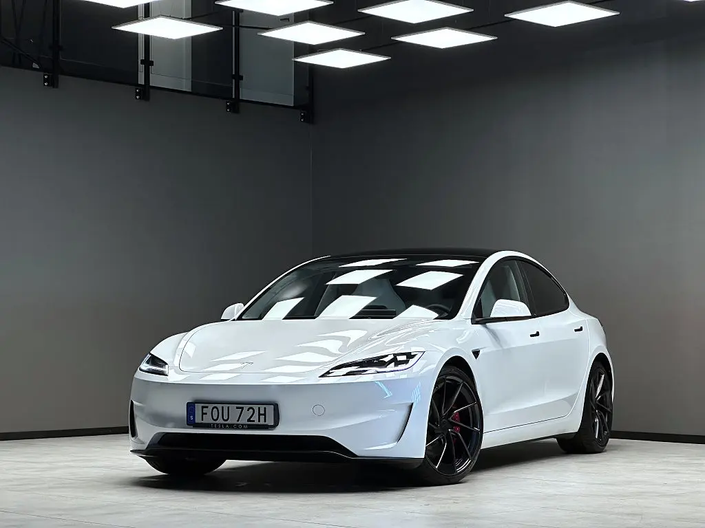 Tesla Model 3 2024