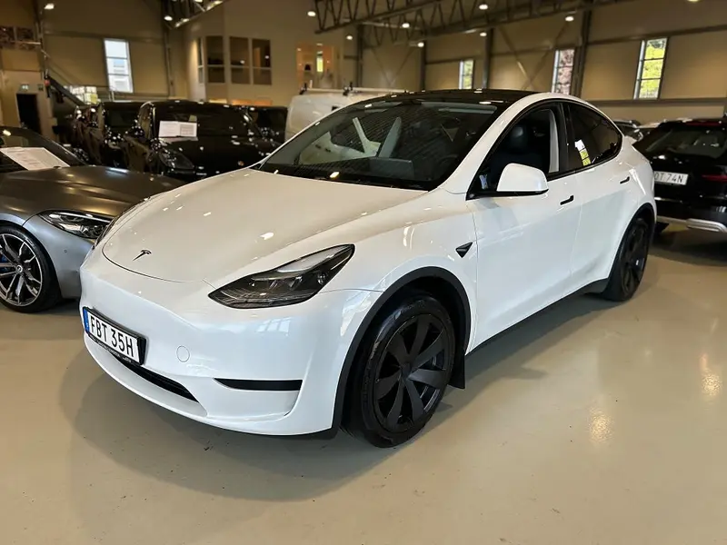Tesla Model Y 2024