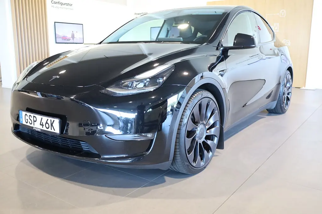 Tesla Model Y 2025