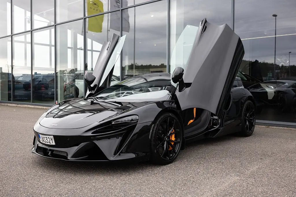 McLaren Artura 2024