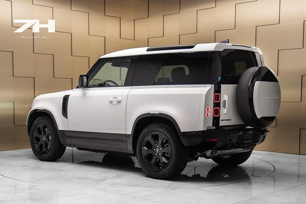 Land Rover Defender 2024