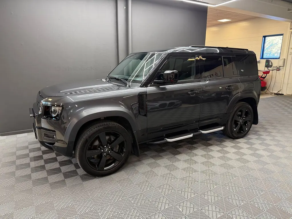 Land Rover Defender 2023